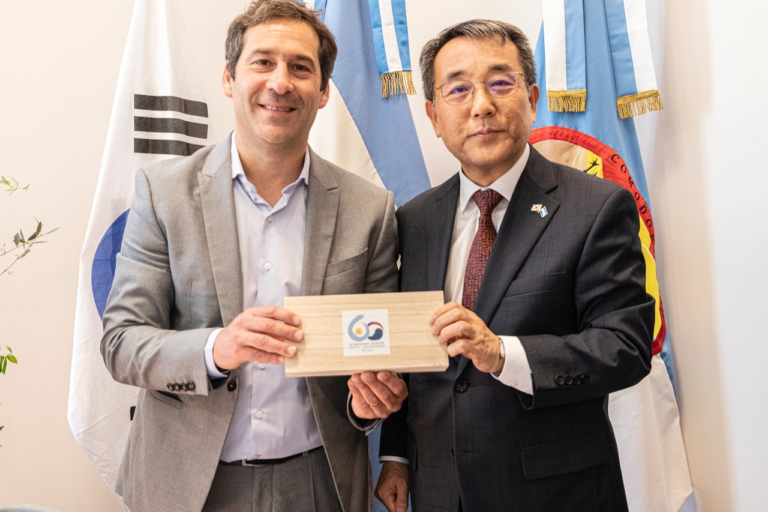 El embajador de Corea del Sur visitó la ciudad y fue recibido por el intendente