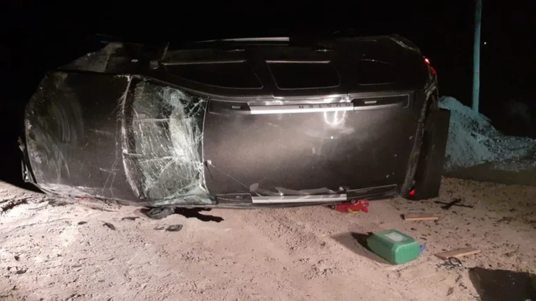 Un auto volcó camino a Caleta Córdova: hubo un herido