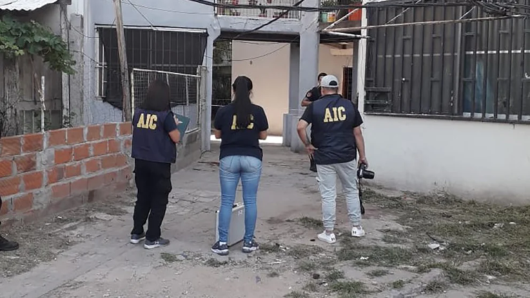 Asesinaron a dos menores con una ametralladora a metros de su escuela