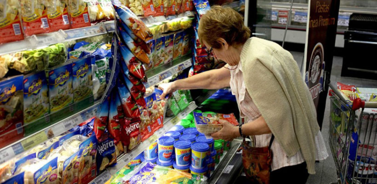 La acusaron de robar en un supermercado y los demandó por daño moral