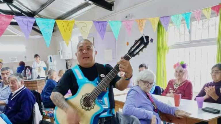 Walter, el policía que junto con su guitarra alegra la tarde de los vecinos