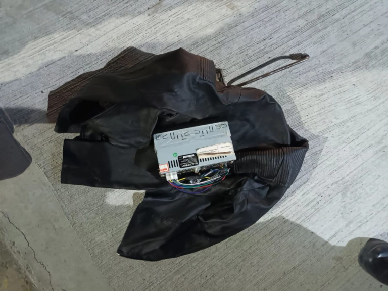 Fue atrapado in fraganti mientras robaba el estéreo de un auto