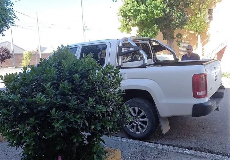 Le robaron la camioneta a un intendente mientras compraba pan
