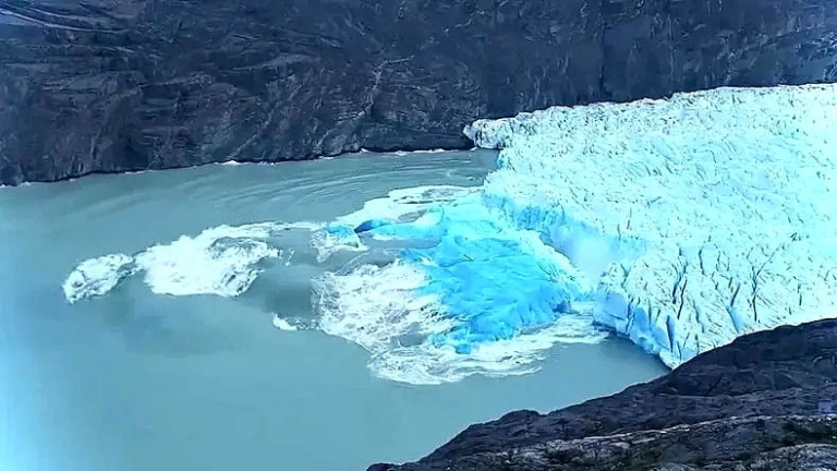 Se desprendió una gigantesca parte de un glaciar en Santa Cruz