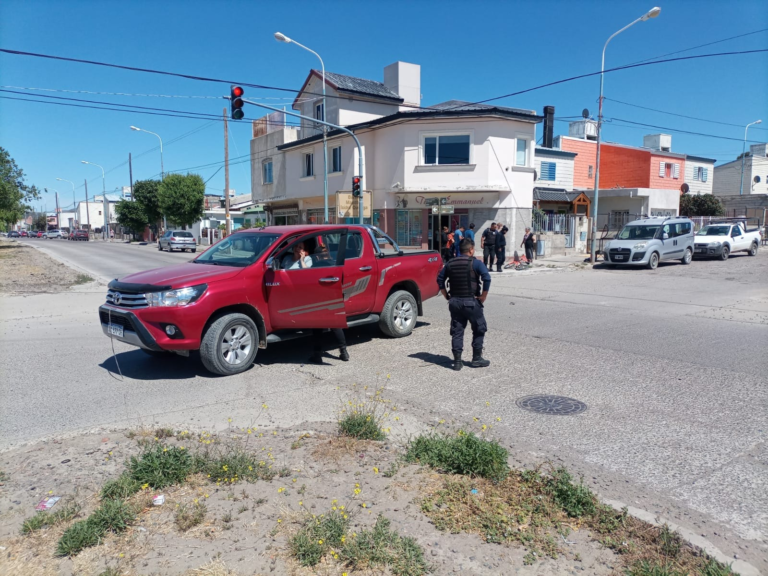 Una camioneta atropelló a un ciclista al frente de una comisaría