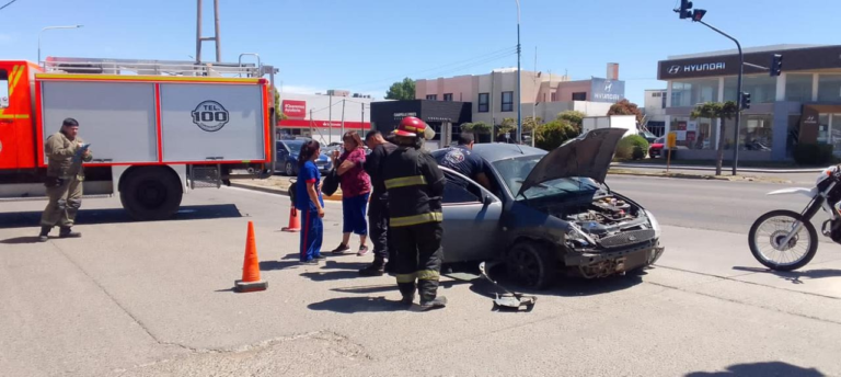 Dos vehículos chocaron y uno se dio a la fuga del lugar