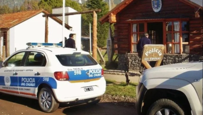 Le robó al vecino media docena de huevos y una guitarra