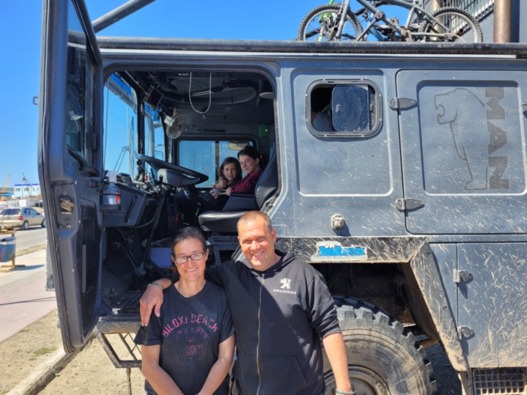 Vendieron todo y viajan por el mundo en familia en un camión militar