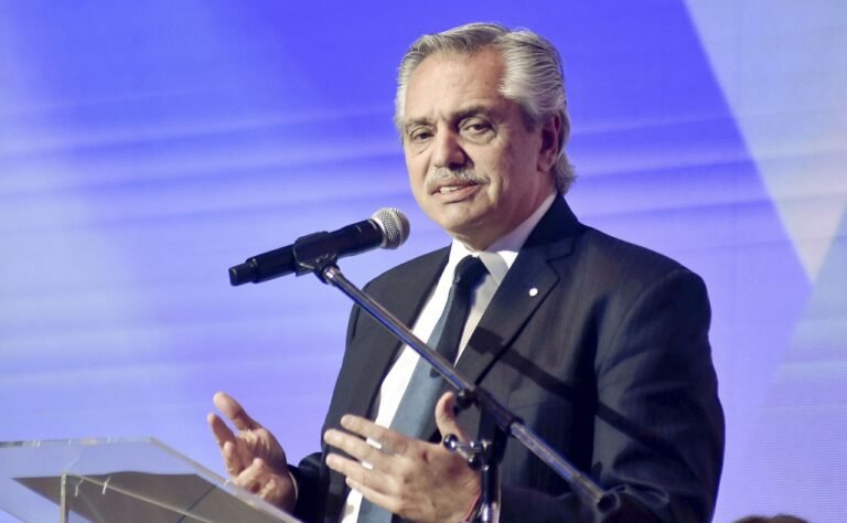 Fernández: “Argentina necesita de una vez y para siempre de funcionarios honestos”
