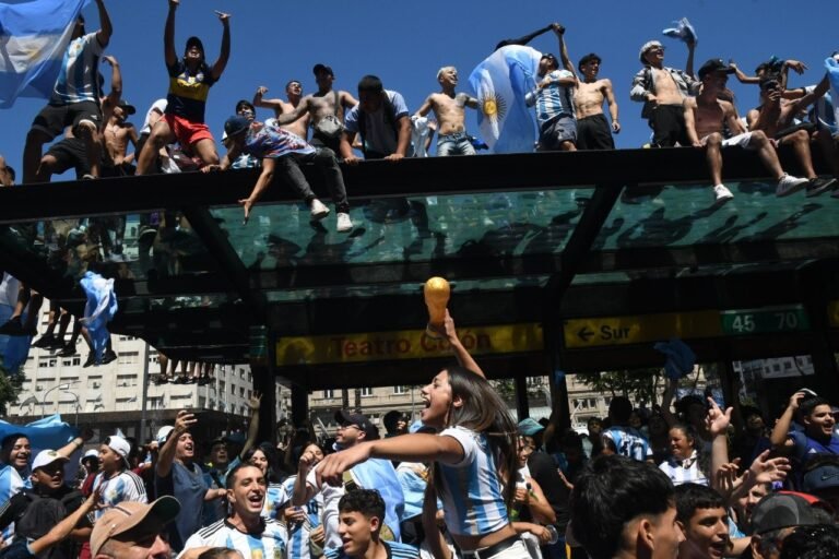 Tragedia en los festejos: un joven murió tras caer de un techo
