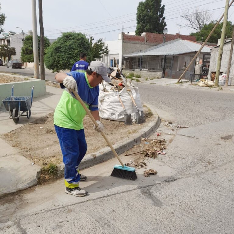Detalle de recolección de residuos, barrido y vaciamiento de puntos verdes