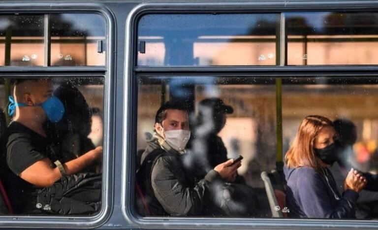 Por la suba de casos, recomiendan el uso de barbijos en el transporte público