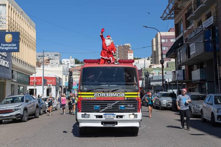 Bomberos continúan juntando caramelos para el recorrido con Papa Noel