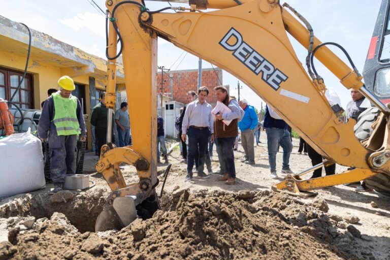 Luque supervisó los avances de la red cloacal en el barrio Sismográfica