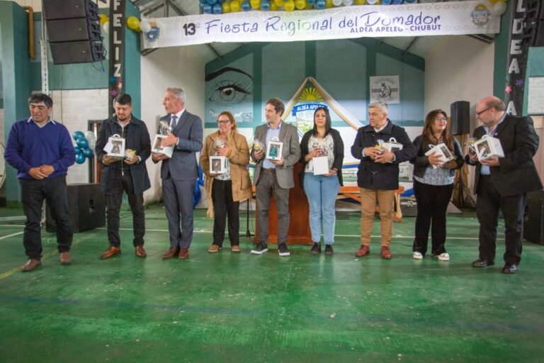 Luque asistió al acto por el centenario de la comuna rural de Aldea Apeleg