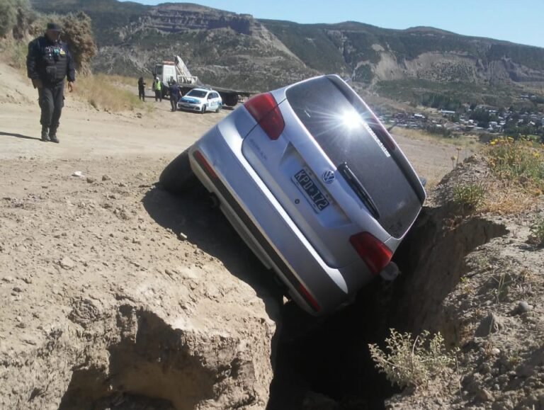 Dejó su auto volcado en una grieta y volvió a buscarlo más tarde