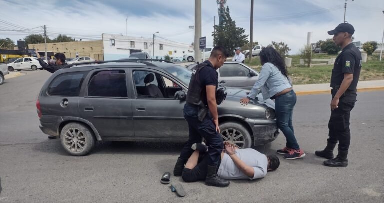 Esgrimió un arma para que lo atiendan en un comercio y terminó detenido