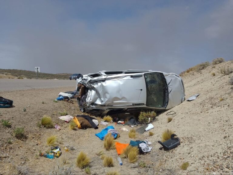 Se dirigían al norte del país y volcaron en Ruta 3
