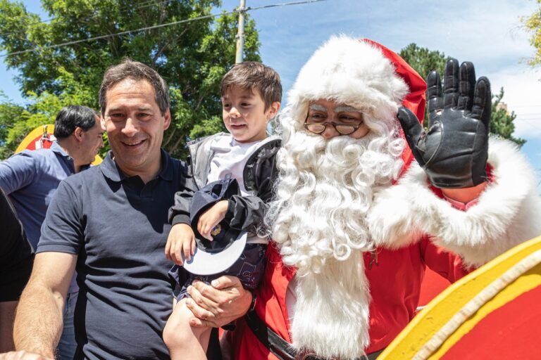 Luque acompañó el recorrido de Papa Noel y saludó a las familias por la Navidad