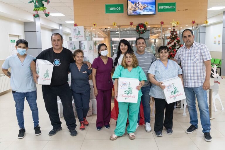 Entregaron cajas navideñas al personal que cumplirá guardia en el Hospital Regional