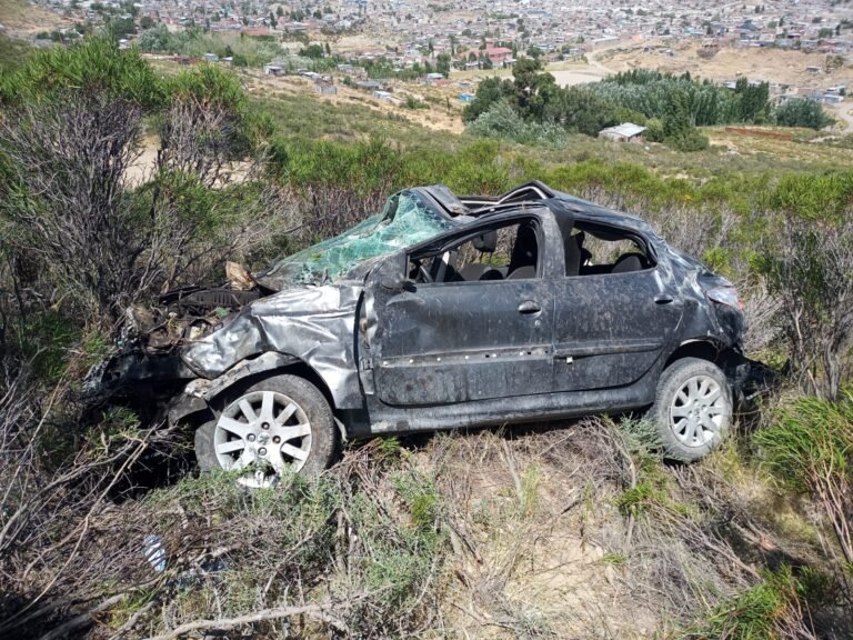 Un conductor sufrió varias fracturas tras impresionante vuelco