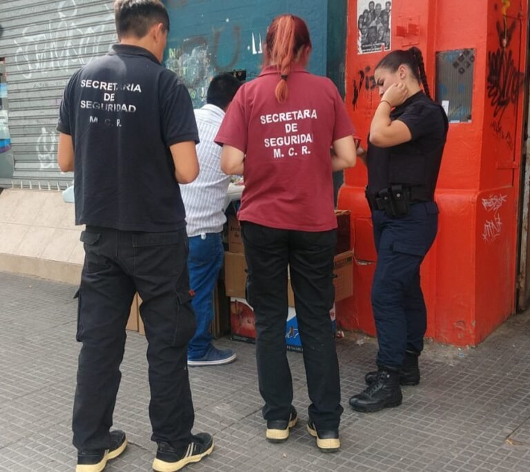 Vendían pirotecnia en la puerta de un paseo de compras