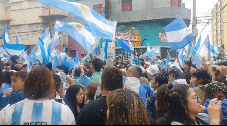 Multitudinario festejo tras la victoria de la Selección