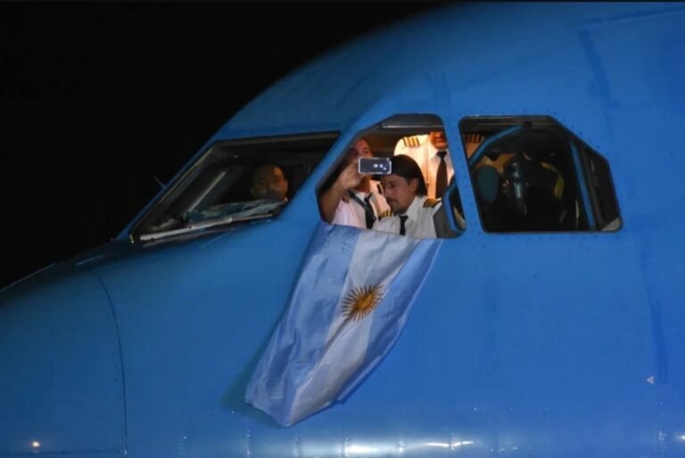 “Gracias por traer a nuestros campeones”: el emocionante audio de la torre de control de Ezeiza