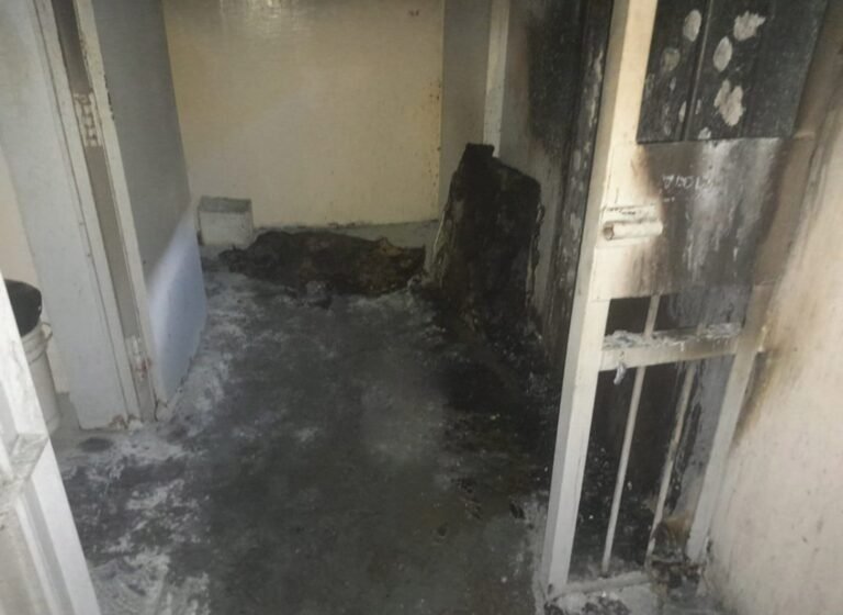 Un preso generó un incendio tras suspenderle las salidas transitorias