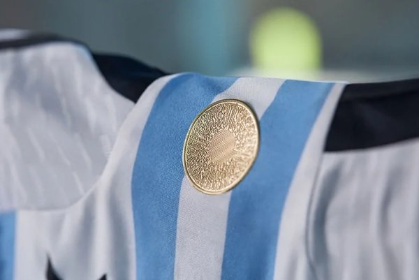 Furor por la celeste y blanca: amplían una planta textil que confecciona camisetas de la Selección