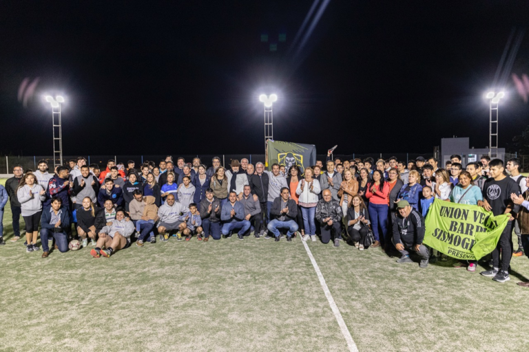 La cancha de césped de la Universidad ahora cuenta con iluminación