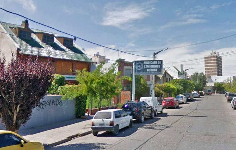 Atacaron la sede del Sindicato de Camioneros con bombas Molotov