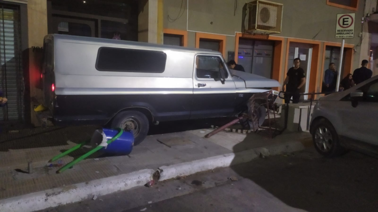 Manejaba borracho, se subió a la vereda y atropelló a tres peatones