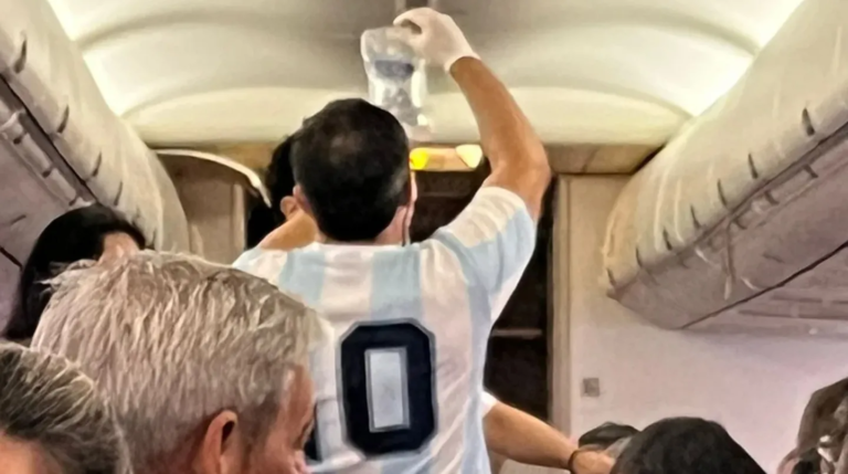 Salvó una vida en pleno vuelo durante el partido de Argentina