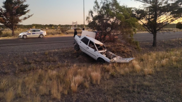 Ruta 25: manejaba borracho y chocó contra un árbol