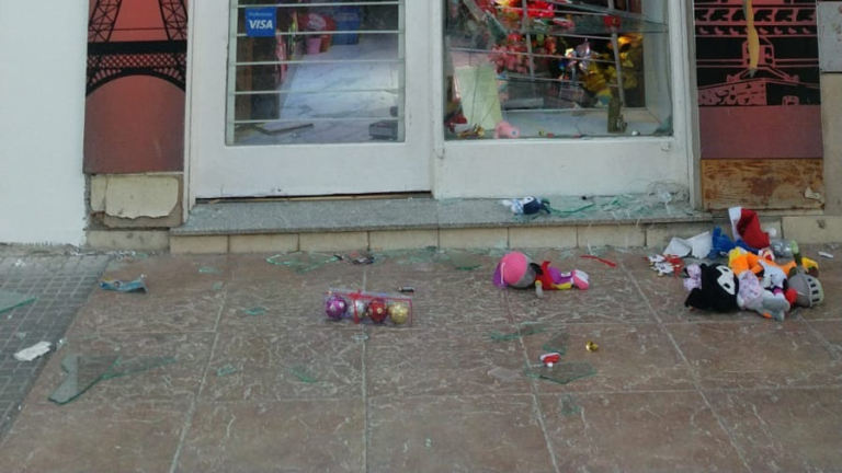 Dos detenidos tras romper vidrieras en los festejos en el Centro