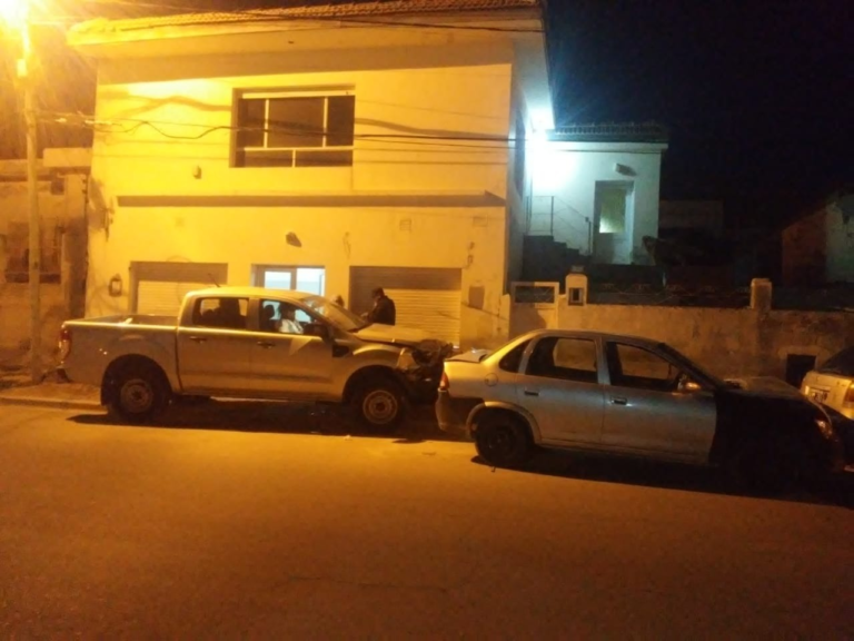 Conducía ebrio y chocó a tres vehículos estacionados