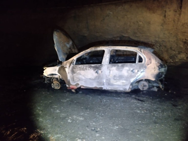 Un auto abandonado se incendió en el camino a Laprida