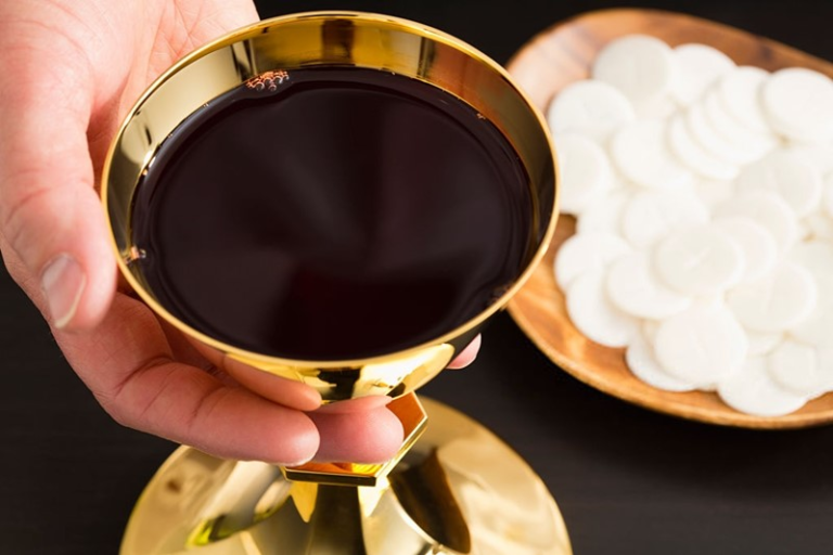 Un cura borracho chocó contra cinco autos y culpó al vino de la misa