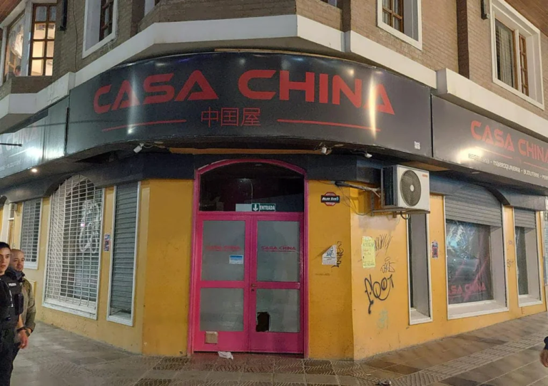 Fue descubierto mientras robaba un comercio y amenazó a la empleada