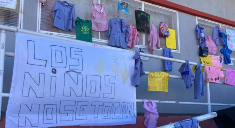 Padres del Jardín 406 manifiestan disconformidad con el avance de la Justicia
