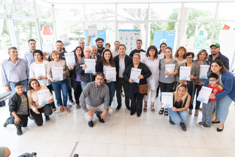 Se entregaron títulos de propiedad a 37 familias comodorenses