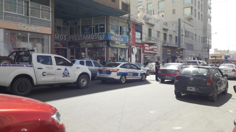 Le cayó una madera a una mujer mientras salía de la Galería San Martín