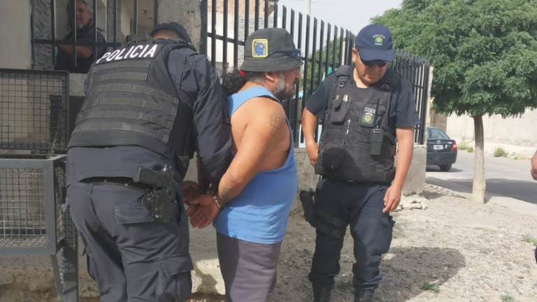 Estaba sentado en la calle, le pidieron su DNI y tenía pedido de captura