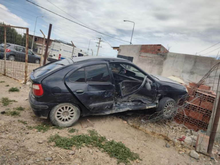 Su esposa chocó, fue rápido a verla y se estrelló contra su auto