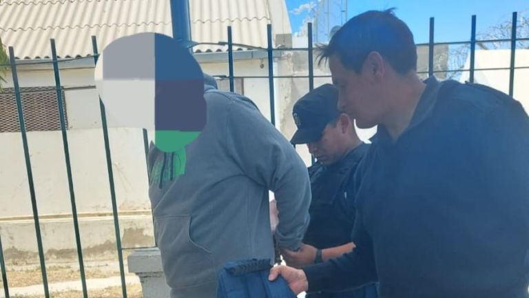 Era buscado por la Policía y se encontraba paseando por la calle