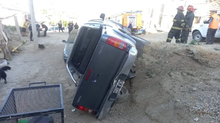 Circulaba alcoholizado y terminó cayendo por un barranco