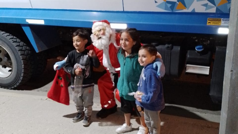 Papa Noel acompañó el recorrido de los recolectores