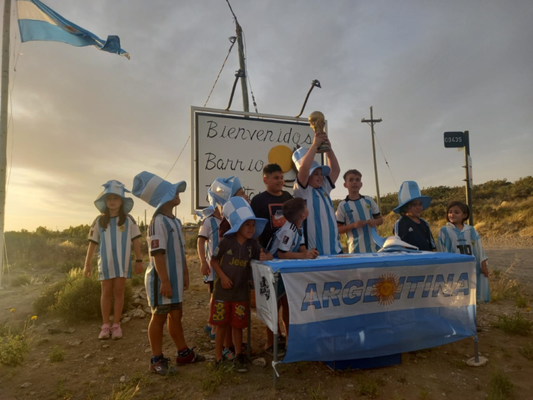 Cambiaron la bandera del barrio y levantaron la Copa del Mundo
