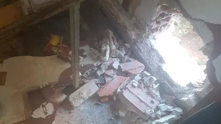 Hicieron un boquete y robaron medio millón de pesos de un local de repuestos